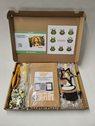 Foto Pret pakket - Opkikkertje met fotocadeaubon, mystery card met persoonlijke (video)boodschap en vele foto-feestartikelen | Verjaardag | Jubileum | Zomaar