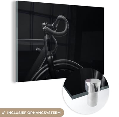 MuchoWow® Glasschilderij 150x100 cm - Schilderij acrylglas - Fiets - Stuur - Zwart - Wit - Foto op glas - Schilderijen