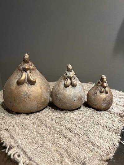 Brynxz Set of 3 Chicken Jewel D.12-9-7 H.15-129 Y0131LMS-J- 3 Kippen set- Stoer sober- Landelijk- sfeervol- Moederdag- Voorjaar- bruin met vleugje goud