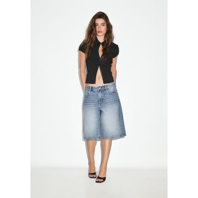 Stradivarius Baggy denim bermuda  LICHTE MIDDENBLAUWE DENIM WASSING 38