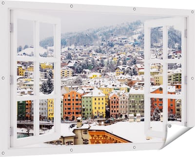 Gards Tuinposter Doorkijk Gekleurde Huisjes met Sneeuw in Oostenrijk - 150x100 cm - Tuindoek - Tuindecoratie - Wanddecoratie buiten - Tuinschilderij