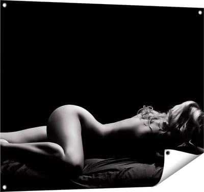 Gards Tuinposter Vrouw Naakt in Bed - Erotiek - Zwart Wit - 100x80 cm - Tuindoek - Tuindecoratie - Wanddecoratie buiten - Tuinschilderij