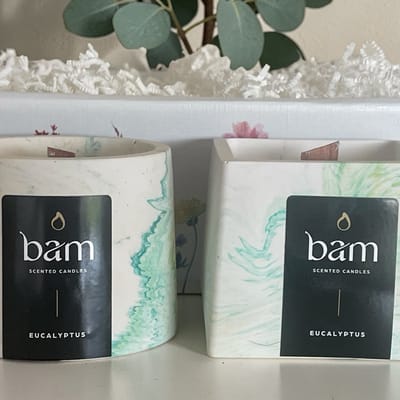 Geschenkmand met 2 Geurkaarsen Eucalyptus - Geel-Groen Gemarmerde Potjes - Zonnebloemwas - Houten Wiek - Handgemaakt Cadeau