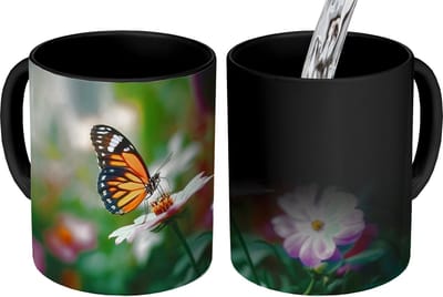 Magische Mok - Foto op Warmte Mokken - Koffiemok - Roze bloemen - Vlinder - Zachte focus - Magic Mok - Beker - 350 ML - Theemok