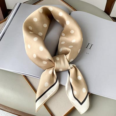 Luxe Vierkante Zijden Sjaal Dames Luxe Stippen Sjaals En Wraps Mode Kleine Tas Sjaals Haarelastiek Bandana's Hijab 70*70Cm beige