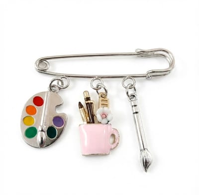Roze creatieve schilder broche – metalen veiligheidsspeld met palet, penseel en mok bedels – artistieke broche voor leraar, student en kunstliefhebber