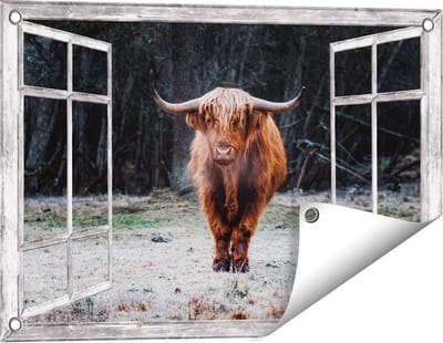 Gards Tuinposter Doorkijk Schotse Hooglander bij het Bos - 60x40 cm - Tuindoek - Tuindecoratie - Wanddecoratie buiten - Tuinschilderij
