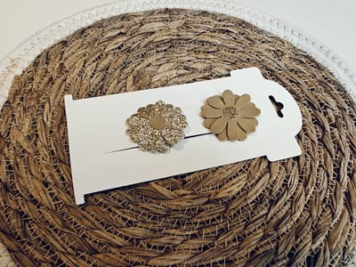 Antislip haarspeldjes Flower Beige Gold - kinderknipjes - Babyhaarclipjes - Kinderhaaraccessoires - Haarspeldjes - Haarknipjes meisje - Haarknipjes baby - Haaraccessoires meisjes - Haarspeldjes baby - Kinder haarspeldjes - Kinder haarclips