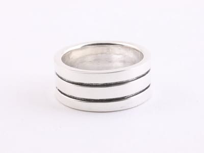 Zilveren ring met fijne zwarte banden - maat 20.5