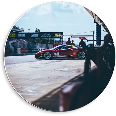 Forex Wandcirkel - Rode Auto op Racebaan - 40x40cm Foto op Wandcirkel (met ophangsysteem)
