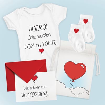 Hospitrix Cadeaupakket Baby Rompertje met Tekst Hoera! Jullie worden oom en tante met rompertje, baby sokjes en kaart in een luxe cadeauzakje | Cadeau aanstande oom en tante | Bekendmaking | Aankondiging |