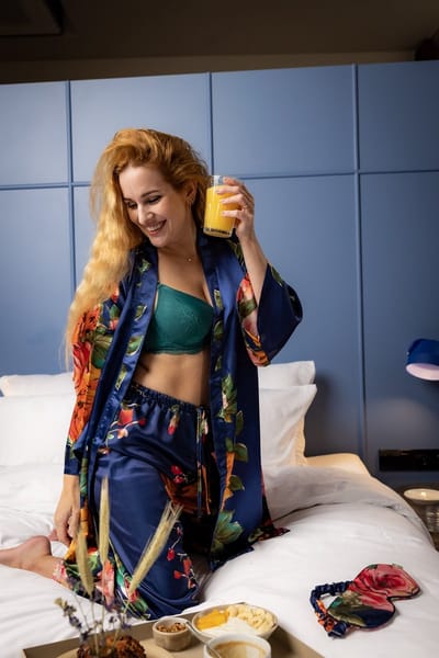 Kimomi Dames Satijnen Kimono Set – Luxe 3-delige Selfcare Set met Kimono, Pyjamabroek & Slaapmasker – Korte Kimono – Maat S – Donkerblauw