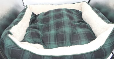 Nobby mand reversible kussen. groen blauw caré versus zachte pluche.antislip 60 x 48 x 19 cm zeer mooi ogend.