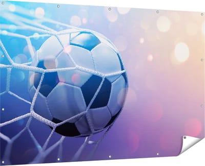 Gards Tuinposter Voetbal Bal Door het Goal Heen - 180x120 cm - Tuindoek - Tuindecoratie - Wanddecoratie buiten - Tuinschilderij