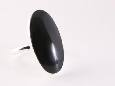 Langwerpige zilveren ring met onyx - maat 19.5