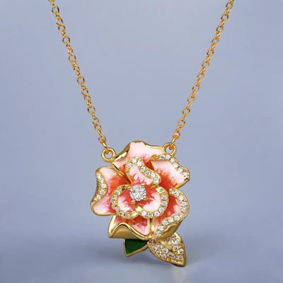 Collier romantique et délicat de style européen, orné d'un camélia vert et d'une feuille en émail. Pendentif en forme de goutte, orné d'une feuille. beige
