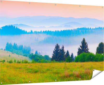 Gards Tuinposter Mistige Heuvel Landschap met Bossen - 180x120 cm - Tuindoek - Tuindecoratie - Wanddecoratie buiten - Tuinschilderij