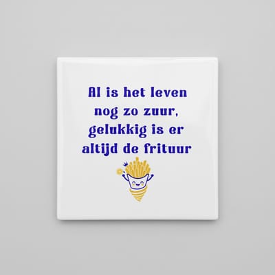 Grappige Nederlandse Quote Keramische Tegel 15x15 cm – “Al is het leven nog zo zuur, gelukkig is er altijd de frituur” | Humoristische Frietliefhebber Woondecoratie Cadeau