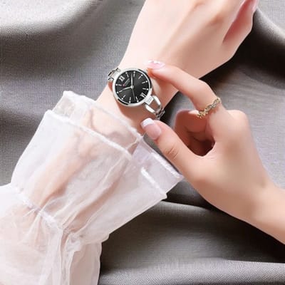 Luxe CURREN Dameshorloge Zilverkleur met zwarte wijzerplaat - Elegante Roestvrijstalen Horloge met Kristallen - Waterdicht & 5 Kleuren