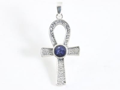 Bewerkte zilveren ankh hanger met blauwe saffier