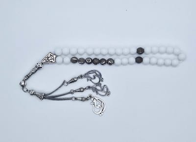 Handgemaakte naam tasbih 33 Kralen Natuursteen “Mat Witte agaat” - met metaal tassel “Mijn moeder"- Met je naam of de naam van uw geliefde- 8 mm diameter van de korrel