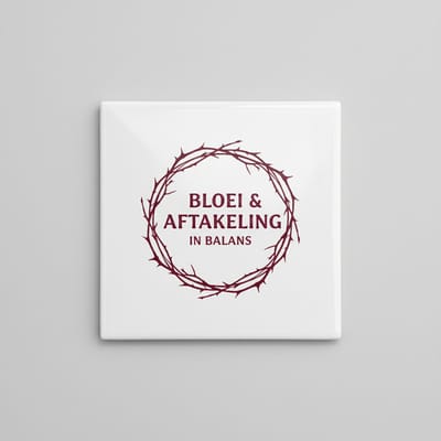 “Bloei & Aftakeling in Balans” Keramische Tegel – 15×15 cm Minimalistisch Kransontwerp Inspirerende Muurdecoratie
