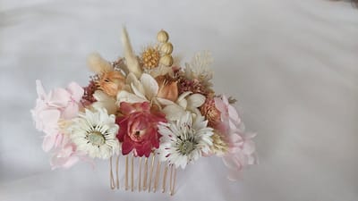 Modern en romantische bruidshaarkam, boho haaraccessoire met gedroogde en gestabiliseerde natuurlijke bloemen, voor boho bruiloft en feestelijke gelegenheid/ bruidsspeld
