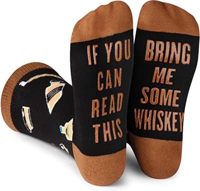 Malinsi® Grappige Sokken Whiskey - Leuke Huissokken AntiSlip Dames en Heren - Gekke Cadeaus Drank Cadeautjes Volwassenen - Whisky Funny Socks - Vrolijke Slofsokken met Tekst - Cadeau voor Mannen Papa Vader - Vaderdag Geschenk Kados Geschenkset