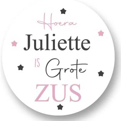 20x Sluitsticker Hoera `Naam` is grote Zus - Roze - 40 mm - Geboorte Sticker - Sluitzegel - Sticker Geboortekaart Meisje - Baby nieuws - Trakteren Broer Zus Basisschool Kinderdagverblijf - Glossy - Sluitzegel - Wensetiket - RoNa Design