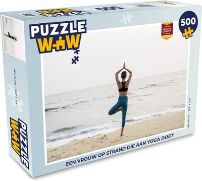 Puzzel Een vrouw op strand die aan yoga doet - Legpuzzel - Puzzel 500 stukjes