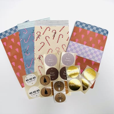 Cadeauzakjes / inpakzakjes 15 stuks | kerst design inclusief cadeaustickers 15 stuks