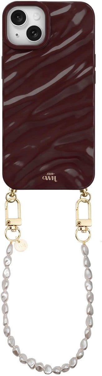 xoxo Wildhearts Glaze Cord Case Burgundy - Geschikt voor iPhone 15 Plus - Pearlfection - Kort koord - Glimmend siliconen telefoonhoesje met plooien - Dream hoesje met koord - Parelketting - Telefoonkoord