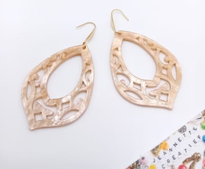 Jeannette-Creatief® - Resin - Barok Druppel Groot - Oorhangers - Oorbellen - Oorbellen Dames - Beige oorbellen - Goudkleurige oorbellen - Goudkleurig - Dames oorbellen - RVS goudkleurige oorbelhaakjes - Druppelvormige oorbellen