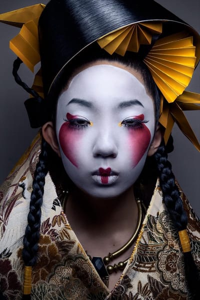 Geisha- Luxe wanddecoratie- Kristalhelder Plexiglas 5mm.- Blind Ophangsysteem