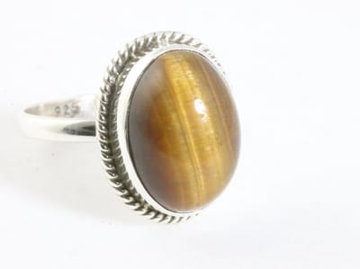 Bewerkte ovale zilveren ring met tijgeroog - maat 16