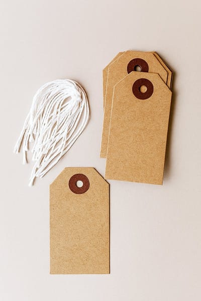 Geschenklabels - Giftlabels - Kadokaartje - 10 stuks inclusief koord - 2 verschillende afmetingen - 8x4 cm en 11x6 cm. - Kraft - Cadeau labels - Kaartje voor aan kado