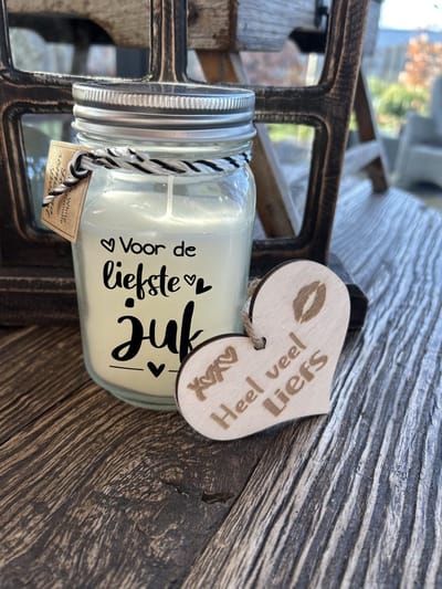 Creaties van Hier - Black & White scented candles Juf met houten hartje – 13,5 cm – vanille