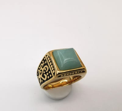 RVS Edelsteen groene Calciet goudkleurig Ring. Maat 18. Vierkant ringen met zwarte/goud patronen aan de zijkant. Beschermsteen. geweldige ring zelf te dragen of iemand cadeau te geven.