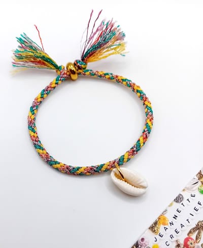 Jeannette-Creatief® - Beach - Koordarmband Multicolor Glitter Shell Schuifknoop Kwastjes - Armband - Koordarmband - Zomersieraden - Sieraden met Schelpjes - Kauri Schelp - Schelp - Kauri - Armband met Schuifknoop - Schelpenarmband