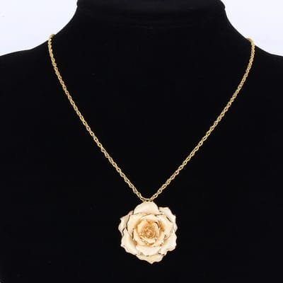 Chaîne de collier dorée 30 mm avec pendentif trempé dans de l'or 24 carats Cadeau pour femmes white