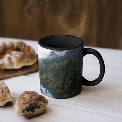 Magische Mok - Foto op Warmte Mokken - Koffiemok - Waterval - Bomen - Bergen - Magic Mok - Beker - 350 ML - Theemok