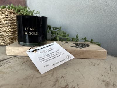 Creaties van Hier - Geurkaars Heart of gold op houten plankje met armband - Moederdag