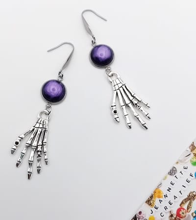 Jeannette-Creatief® - Halloween - Oorbellen Paars Zilver Skelet Hands - Paarse Oorbellen - Halloween Accessoires - Halloween Sieraden - Halloween oorbellen - Halloween kostuums - Carnaval - Carnavalskleding