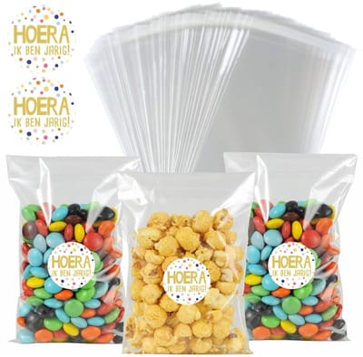 50x Uitdeelzakjes 10x15 cm + 60 Stickers Hoera! Ik Ben Jarig! - Zakjes Met Plakstrip - Zelfklevende Zakjes - Uitdeelzakjes - Traktaties - Transparant - 10x15cm - 50 Stuks