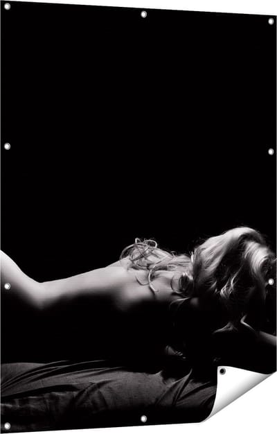 Gards Tuinposter Vrouw Naakt in Bed - Erotiek - Zwart Wit - 90x120 cm - Tuindoek - Tuindecoratie - Wanddecoratie buiten - Tuinschilderij