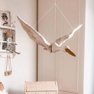 WiseGoods Luxe Babykamer Ooievaar Mobiel - Baby / Peuter Bed - Kinderkamer Decoratie - Cadeau - Handgemaakt Linnen - Wit - 65 cm