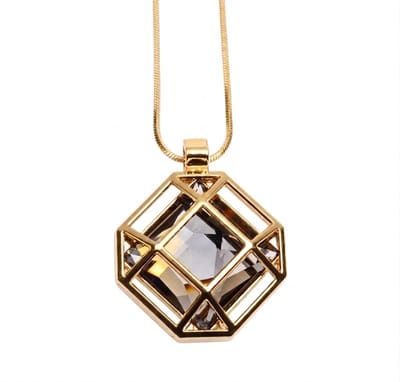 Goudkleurige ketting met geometrische hanger en zwarte steen – ketting voor dames – minimalistisch ontwerp met strak lijnenspel