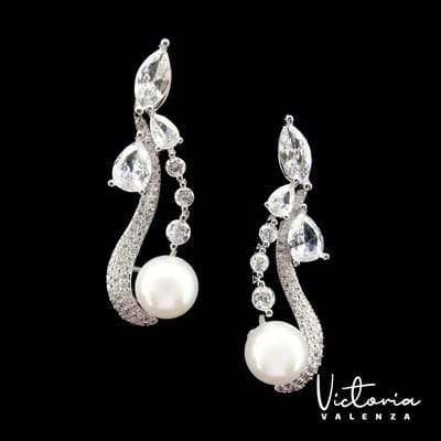 Victoria Valenza Zilverkleurige Slagoorbellen met Parels en Zirkonia Stenen - Oorhangers - Zilverkleurig - Parel oorbellen - Zirkonia