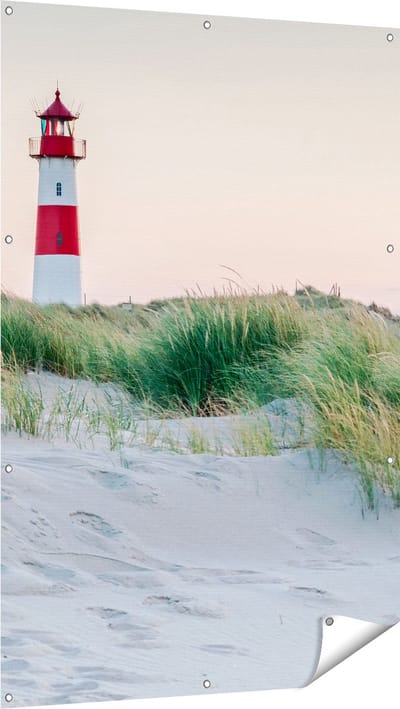 Gards Tuinposter Strand en Duinen met een Vuurtoren - 100x150 cm - Tuindoek - Tuindecoratie - Wanddecoratie buiten - Tuinschilderij