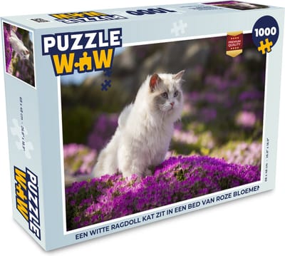 Puzzel Een witte ragdoll kat zit in een bed van roze bloemen - Legpuzzel - Puzzel 1000 stukjes volwassenen